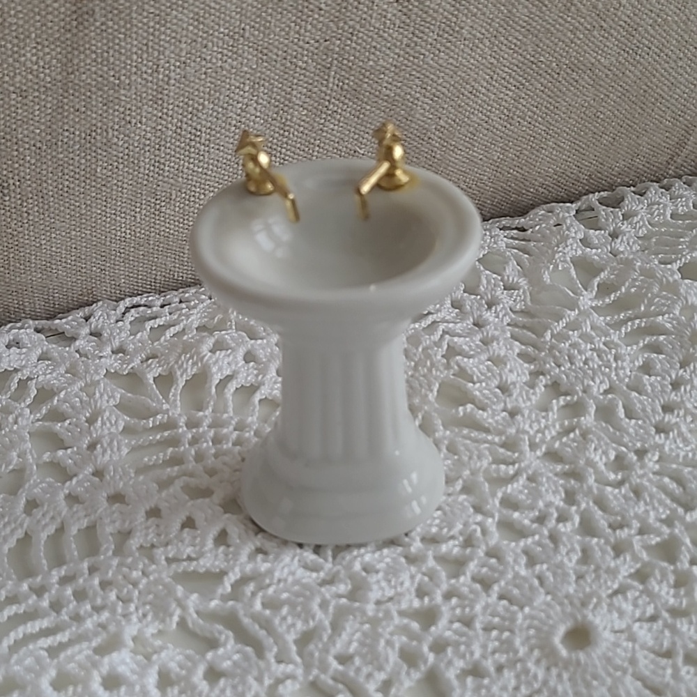 Vintage Victorian Dollhouse White Porcelain/Ceremic Pedestal Sink With Faucets